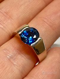 Anello in oro bianco con zaffiro