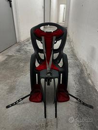 Seggiolino posteriore nero e rosso