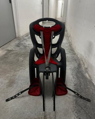 Seggiolino posteriore nero e rosso