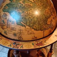 Mappamondo bar in stile antico. 