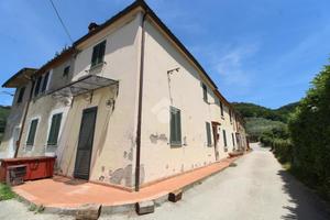 CASA DI CORTE A LARCIANO