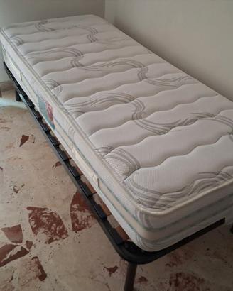Materasso con struttura letto