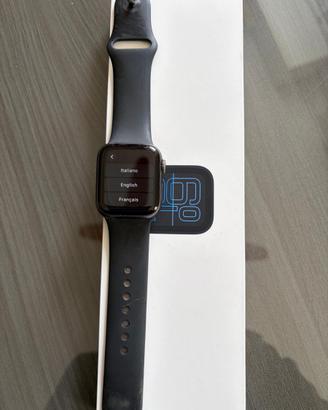 Apple Watch 4 con caricabatterie