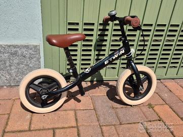 Bicicletta senza pedali più casco