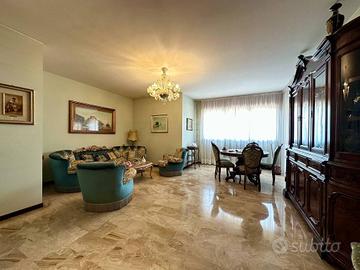 Appartamento di 149 m² con 5 locali e box auto a V