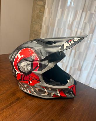 Casco Airoh Alien dal design sportivo , taglia s