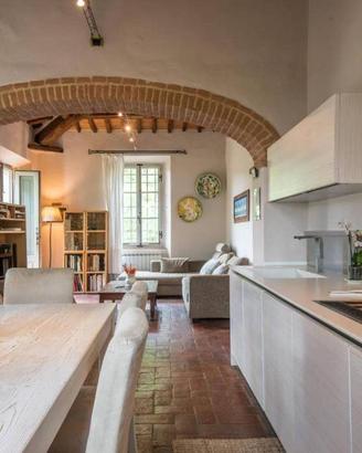 Rustico / Casale di 593 m² con più di 5 locali a R