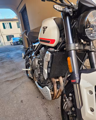 TRIUMPH TRIDENT 660
