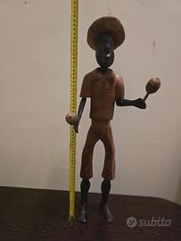 Statua uomo in legno con cappello