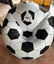 Poltrona gonfiabile forma palla da calcio.