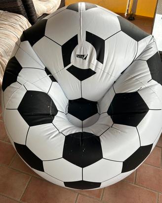 Poltrona gonfiabile forma palla da calcio.
