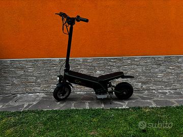 Monopattino elettrico con pacco batteria da 20A