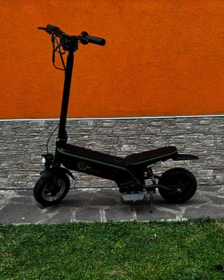 Monopattino elettrico con pacco batteria da 20A