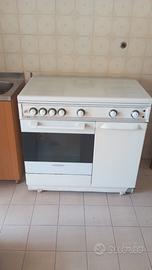 Cucina a gas  4 fuochi, una piastra e forno