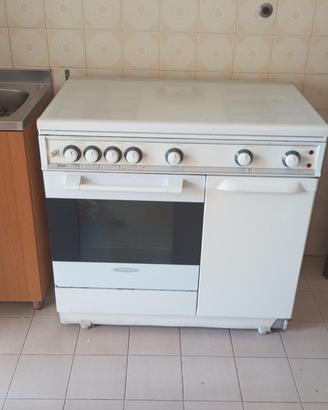 Cucina a gas  4 fuochi, una piastra e forno