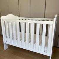 Lettino bianco con sbarre bambini