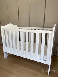 Lettino bianco con sbarre bambini