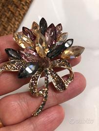 Grande spilla molto luminosa