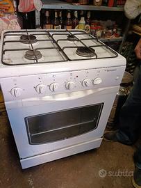 Cucina a gas 4 fuochi e forno elettrico