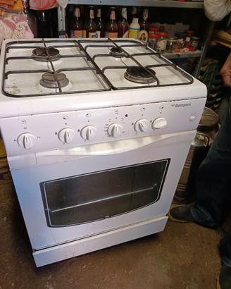 Cucina a gas 4 fuochi e forno elettrico
