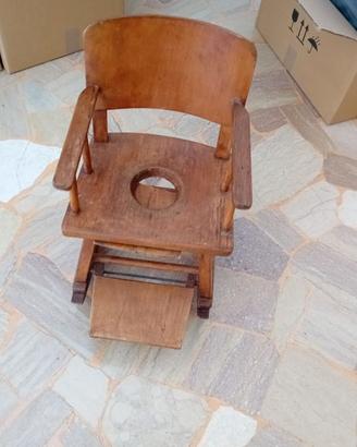 Seggiolone antico in legno con foro vasino / sedia