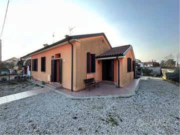 Porzione di casa con scoperto