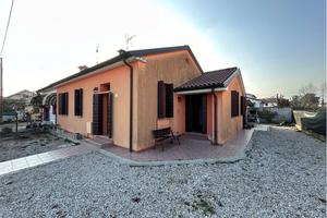 Porzione di casa con scoperto