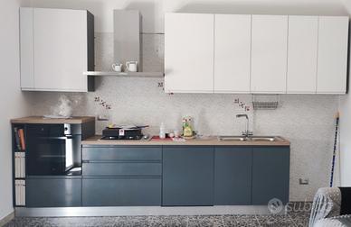 CUCINA SEMINUOVA BIANCO/GRIGIO con elettr.