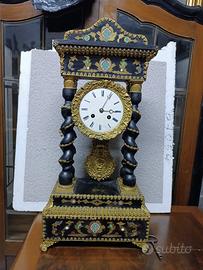 antico orologio a pendolo 