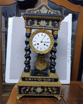 antico orologio a pendolo 