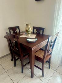 Tavolo completo di sedie