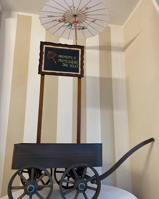 Caretto porta ombrelli e fiori, in legno e metallo