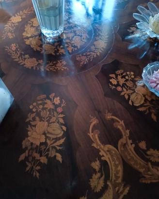 Tavolo antico con sedie 