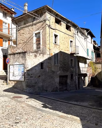 Rustico / Casale di 253 m² con più di 5 locali a M