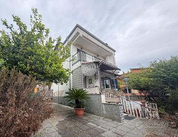 PORZIONE DI BIFAMILIARE A GIUGLIANO IN CAMPANIA