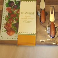 tagliere con coltelli formaggi brandani