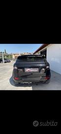 Range Rover Evoque nera pelle rossa