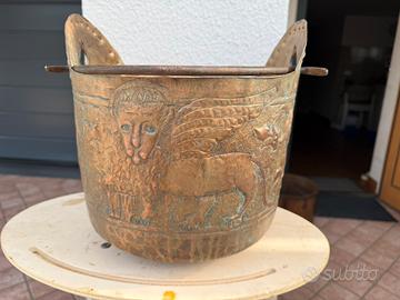 Antico secchio in rame lavorato a mano