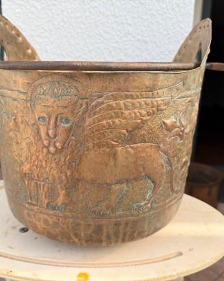 Antico secchio in rame lavorato a mano