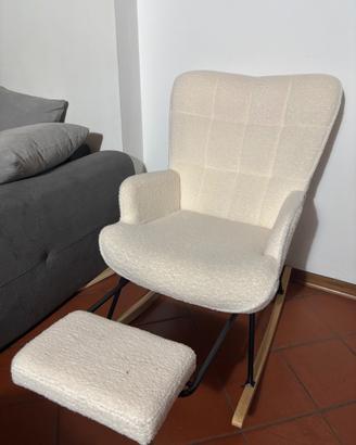 Poltrona a dondolo con poggiapiedi