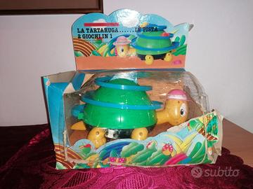La tartaruga in pista giocattolo vintage 