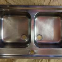 Lavello in acciaio da cucina a due vasche.