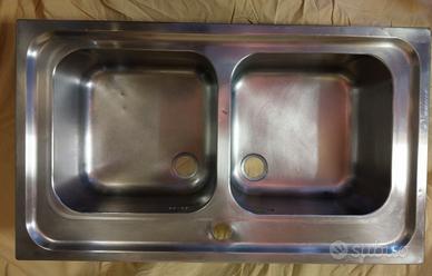 Lavello in acciaio da cucina a due vasche.