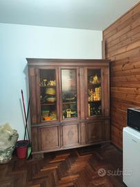 Grande credenza vetrina in legno massiccio