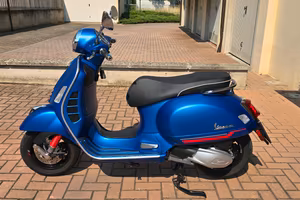 Vespa GTS 300 Super HPE – Blu Opaco