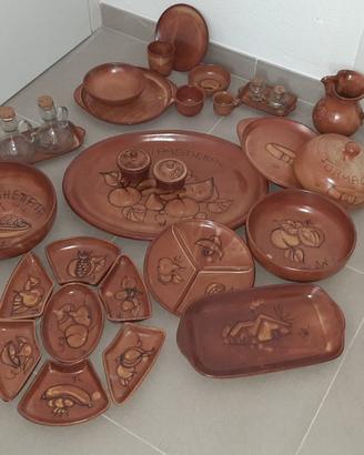 Servizio da tavola rustico in terracotta