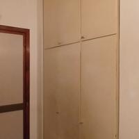 Armadio con ante e scomparti