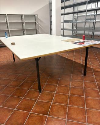 Tavolo sartoriali per abiliamenti