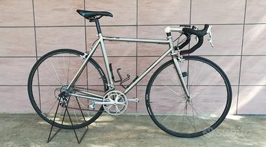bicicletta da corsa in titanio