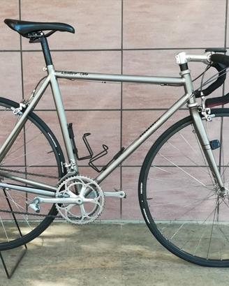 bicicletta da corsa in titanio